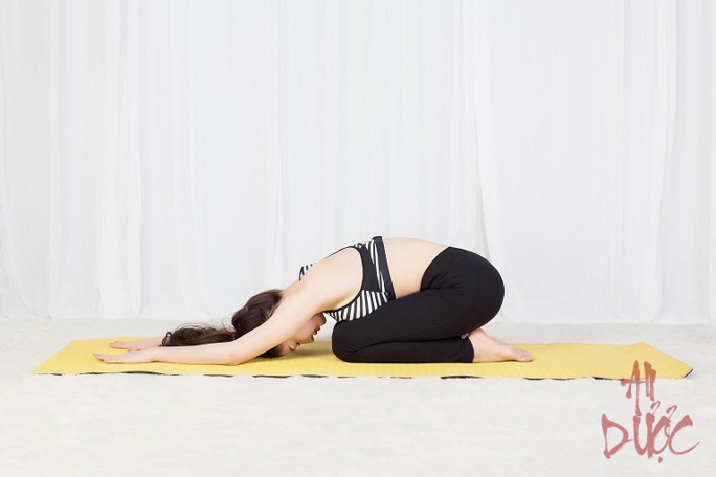 Bài tập yoga cho người đau vai gáy tư thế em bé